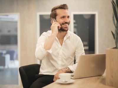 Uomo al telefono