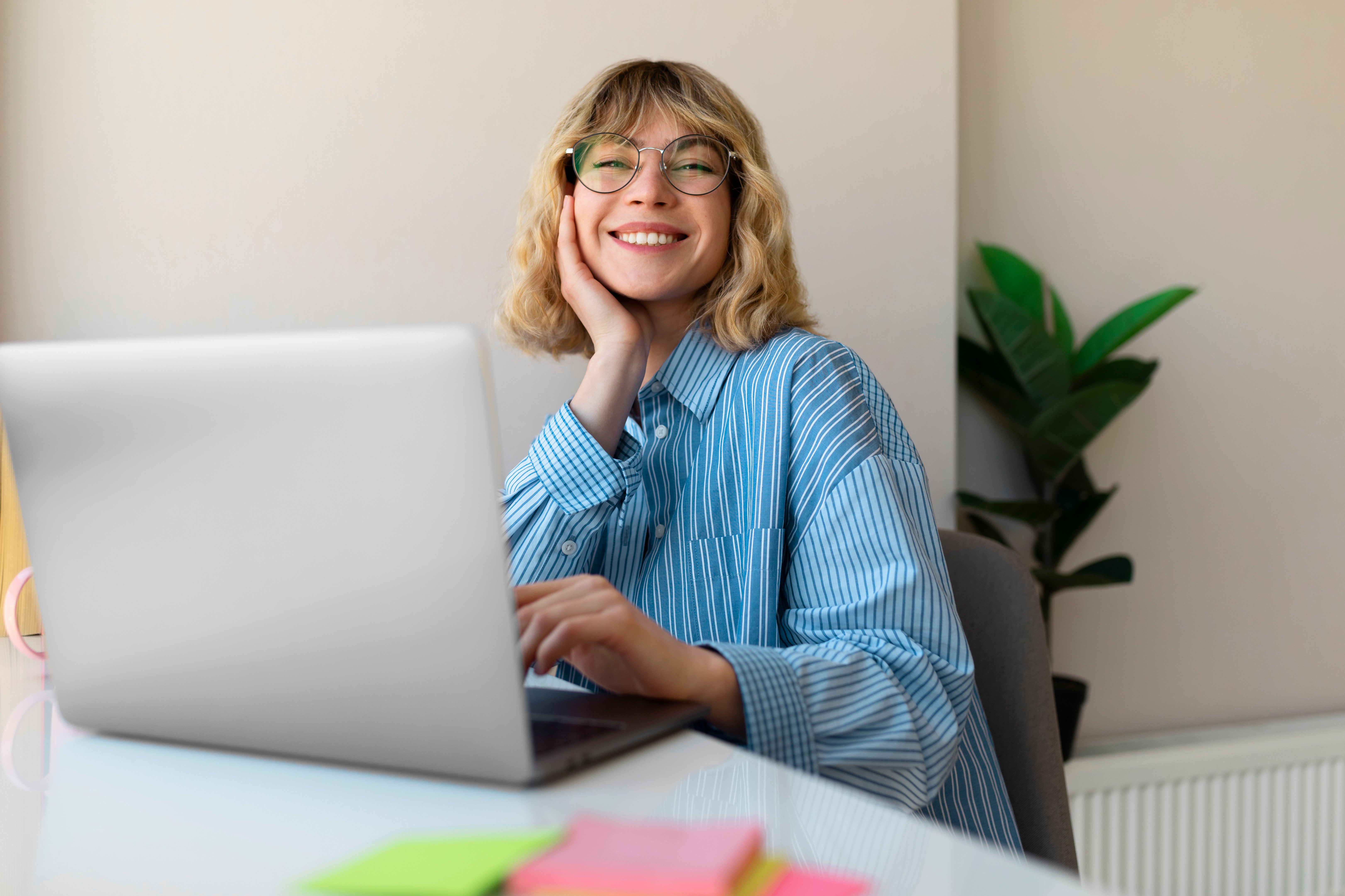 medium-shot-smiley-woman-working-laptop