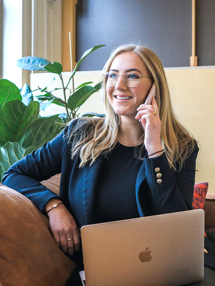 woman-phone-working